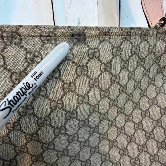 GUCCI GG Supreme Monogram Pink Lined Medium Flat Crossbody Messenger Bag Canvas - Picture 7 of 17